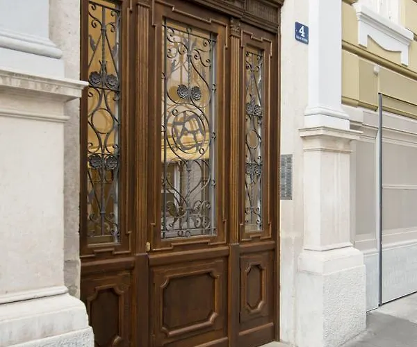 Guesthost - Belvedere White Flat Apartment *